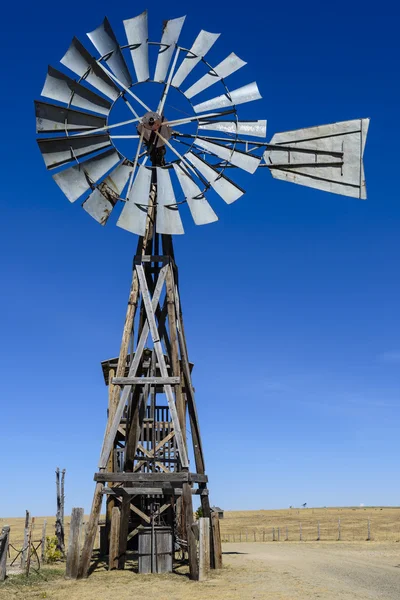 Вітряний млин в пустелі, Південна Дакота місто-привид — стокове фото
