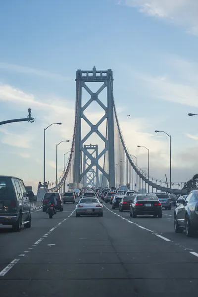 Verkeer op de bay bridge in san francisco, Verenigde Staten — Stockfoto