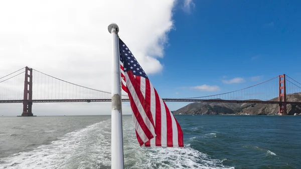 Bandera de Estados Unidos frente al puente Golden gate —  Fotos de Stock