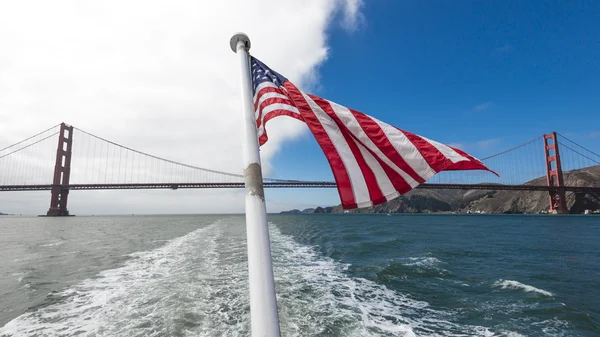 Bandera de Estados Unidos frente al puente Golden gate —  Fotos de Stock