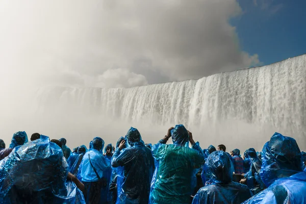 Personnes sous Niagara Falls — Photo