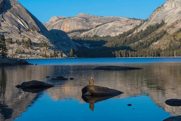 Hermosa vista panorámica del increíble lago en el Parque Nacional Yosemite, figura de piedra frente al poder mágico de la naturaleza — Foto de Stock