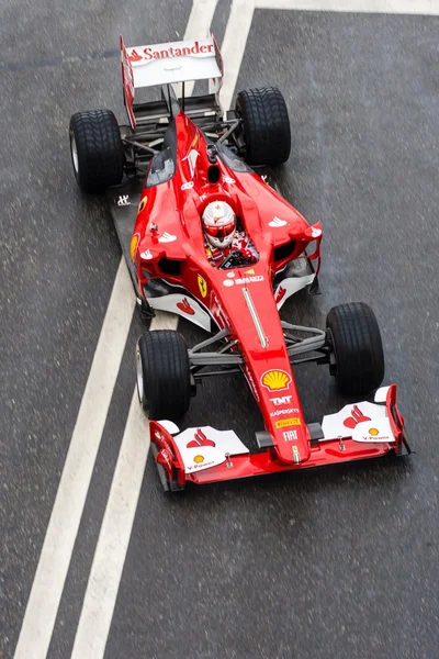 Ferrari Formule 1 auto, v pouliční závod show - Moskva city racing, rychlost, sport, rychlý, helmu, rychle — Stock fotografie