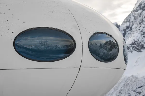 Schöne Berglandschaft Spiegelung in Fenstern — Stockfoto