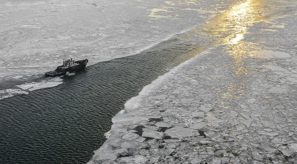 Pequeno quebra-gelo quebrando o gelo no rio — Fotografia de Stock