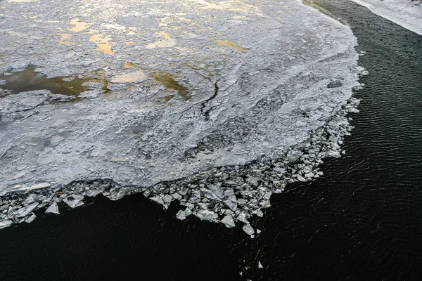 Таяние льда на реке — стоковое фото