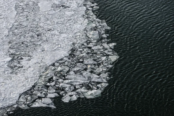 Derretimiento del hielo en el río —  Fotos de Stock