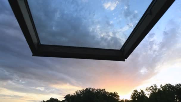 HDR waktu Lapse matahari terbenam langit penuh awan dari jendela loteng — Stok Video