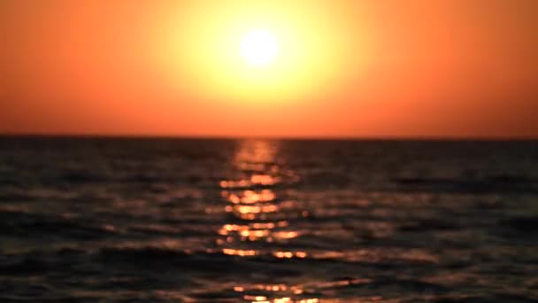 Erstaunlich farbenfrohes 4k hdr Video vom Sonnenuntergang am Meer in der Nähe — Stockvideo