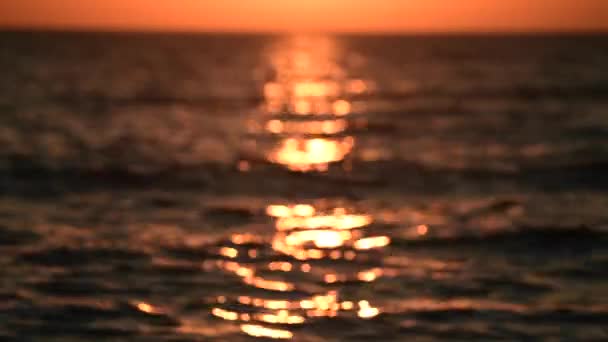 Úžasné barevné 4k hdr video západu slunce v oceánu poblíž — Stock video