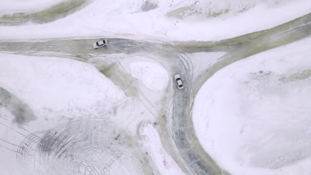 Drone antenn syn på träningskrets på frusen sjö med sportbilar utbildning på den innan tävlingen. Extrema dyklektioner. — Stockvideo