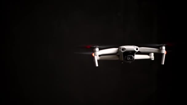 Rostov-on-Don, Oroszország - 2020. július 16.: Brand New drone quadcopter DJI Mavic Air 2 Pro nyitott propeller lapátokkal fekete elszigetelt háttérrel, illusztratív szerkesztőséggel — Stock videók