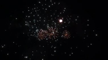 Havai fişek festivali öncesi Deep Black Background Sky 'ın 4K derecelendirilmemiş görüntüleri, 2022 yılbaşı kutlaması.