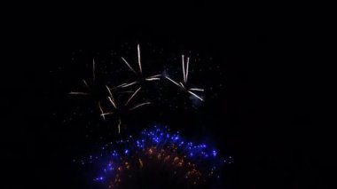 Gece gökyüzünde soyut renkli havai fişekler, yeni yıl ve noel kutlamaları 2022, 4K yüksek kaliteli görüntüler