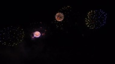 Gece gökyüzünde soyut renkli havai fişekler, yeni yıl ve noel kutlamaları 2022, 4K yüksek kaliteli görüntüler