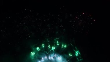 Gece gökyüzünde soyut renkli havai fişekler, yeni yıl ve noel kutlamaları 2022, 4K yüksek kaliteli görüntüler