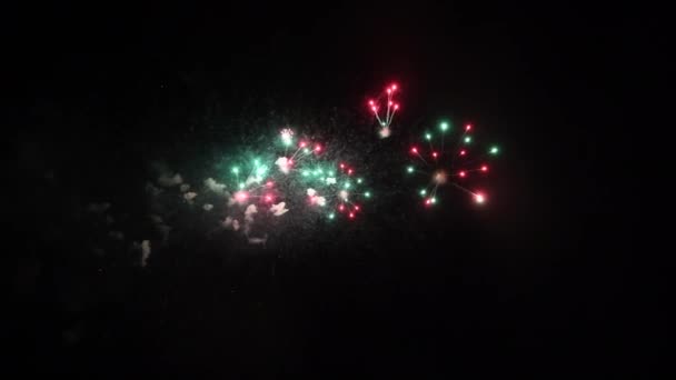 Hermosos fuegos artificiales abstractos en el cielo nocturno profundo por la noche, año nuevo y celebración de Navidad 2022, imágenes de alta calidad 4k — Vídeo de stock