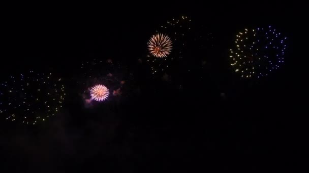 Αφηρημένη πολύχρωμα Πυροτεχνήματα στο νυχτερινό ουρανό, το νέο έτος και την παραμονή των Χριστουγέννων 2022, 4k υψηλής ποιότητας πλάνα — Αρχείο Βίντεο