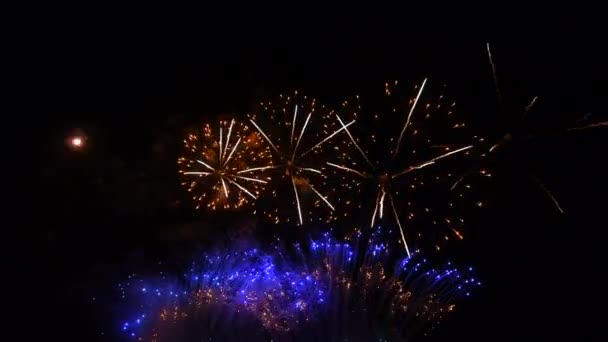 Αφηρημένη πολύχρωμα Πυροτεχνήματα στο νυχτερινό ουρανό, το νέο έτος και την παραμονή των Χριστουγέννων 2022, 4k υψηλής ποιότητας πλάνα — Αρχείο Βίντεο
