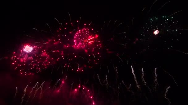 Piękne abstrakcyjne fajerwerki na głębokim nocnym niebie w nocy, Nowy Rok i obchody Bożego Narodzenia 2022, 4k wysokiej jakości materiał — Wideo stockowe
