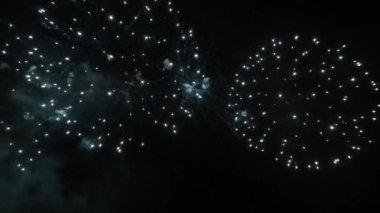 4K uzun zamandır gerçek renkli havai fişek festivalinin kusursuz döngüsü ulusal bayram sırasında gece gökyüzünde, yeni yıl partisi 2022