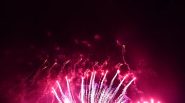 Gece gökyüzünde havai fişek gösterisi