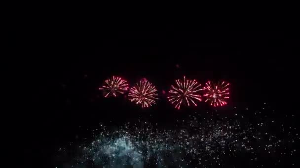 Петля бесшовные реальные фейерверки с абстрактным размытым боке огни в ночном небе. Светящийся фейерверк. Празднование нового 2022 года — стоковое видео