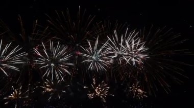 4K uzun zamandır gerçek renkli havai fişek festivalinin kusursuz döngüsü ulusal bayram sırasında gece gökyüzünde, yeni yıl partisi 2022