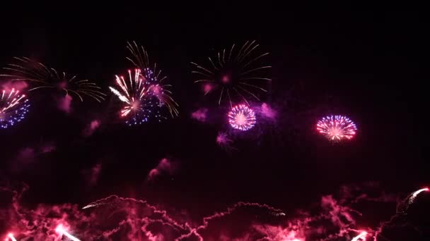 4K longo tempo sem costura loop de verdadeiro festival de fogos de artifício coloridos na exposição do céu à noite durante as férias nacionais, festa de ano novo 2022 — Vídeo de Stock