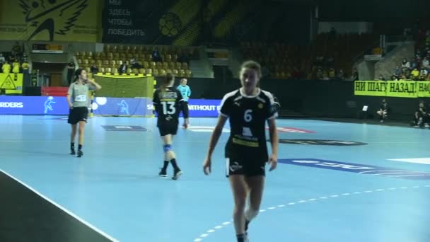 Rostow am Don, Russland - 17. Oktober 2020: Handballspiel Rostow am Don gegen Metz Frankreich - 2020 2021 Frauen EHF Champions League - Gruppenphase — Stockvideo