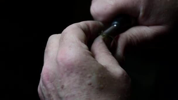 用孤立的中亚珠宝商擦亮结婚戒指的闭合，4k镜头 — 图库视频影像