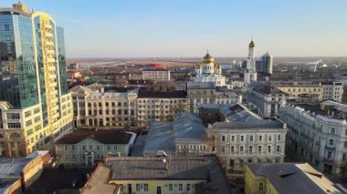 Güney Rusya 'nın başkenti Don' da Rostov 'un 4k görüntüsü. Günbatımı ışınlarında Rus monarşisinin tarihi merkezi