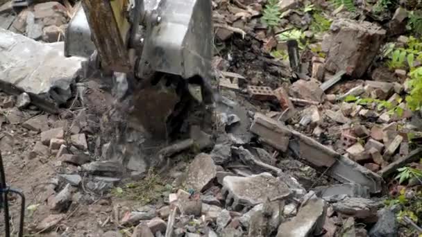 Demolición de edificios históricos antiguos, excavadora rompe una antigua casa de época. construcción de nuevos edificios en el sitio del concepto de vivienda abandonada. Renovación urbana 4k Video de alta calidad — Vídeo de stock