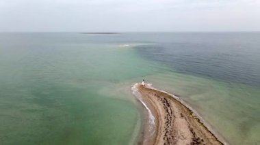 Okyanus resifindeki ıssız kum adasında gelin, 4k drone yüksek derecelendirilmemiş video