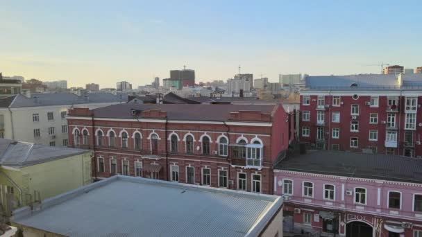 Stock video Drone Vista aérea 4k Filmación de Rostov en Don, capital del sur de Rusia. Centro histórico de la monarquía rusa tiempo en los rayos del atardecer — Vídeos de Stock