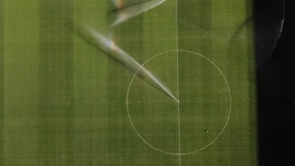 Rega campo de futebol antes do jogo de futebol profissional, cuidado do gramado, irrigação de grama antes do conceito de jogo de futebol. Imagens cinematográficas de alta qualidade 4k hdr — Vídeo de Stock