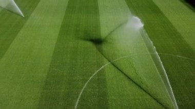 Profesyonel futbol maçından önce futbol sahasını sulamak, bahçe bakımı, futbol maçından önce çim sulama konsepti. 4k yüksek kalitede sinematik HDR görüntüleri 