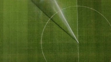 Profesyonel futbol maçından önce futbol sahasını sulamak, bahçe bakımı, futbol maçından önce çim sulama konsepti. 4k yüksek kalitede sinematik HDR görüntüleri 