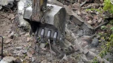 Antik tarihi binaların yıkılması, kazıcı eski bir evi yıkıyor. Terk edilmiş konut konsepti sahasına yeni binalar inşa ediliyor. Kentsel Yenilenme 4k Yüksek kalite video