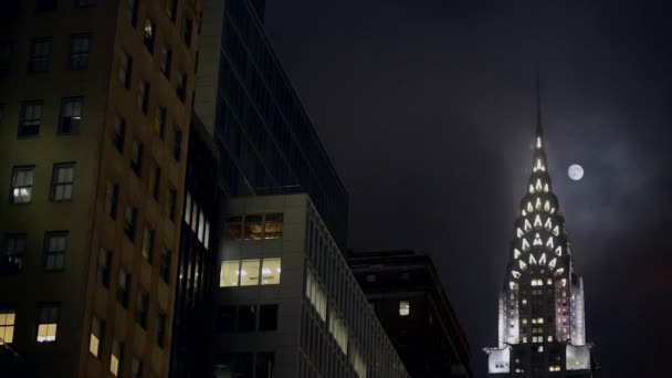 Полнолуние над зданием Крайслера в Нью-Йорке — стоковое видео