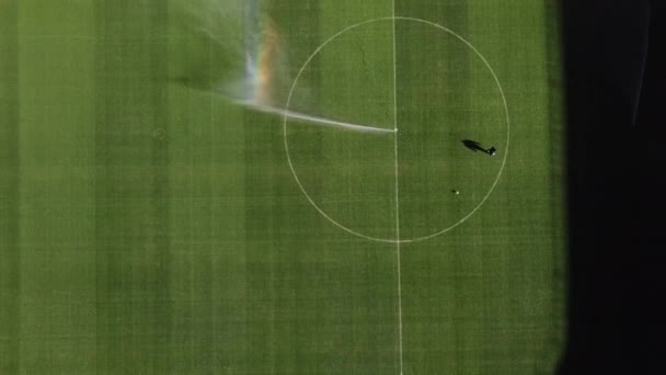 プロサッカーゲーム、芝生のケア、サッカーの試合の概念の前に草の灌漑の前にサッカー場に水をやる。4k高品質映画の博士映像 — ストック動画