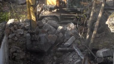 Antik tarihi binaların yıkımı, kazıcı eski bir evi yıkıyor. Terk edilmiş konut konsepti sahasına yeni binalar inşa ediliyor. Kentsel Yenilenme 4k Yüksek kalite video