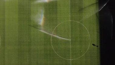 Profesyonel futbol maçından önce futbol sahasını sulamak, bahçe bakımı, futbol maçından önce çim sulama konsepti. 4k yüksek kalitede sinematik HDR görüntüleri 
