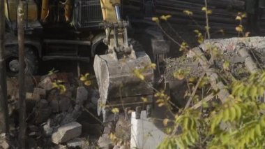 Antik tarihi binaların yıkımı, kazıcı eski bir evi yıkıyor. Terk edilmiş konut konsepti sahasına yeni binalar inşa ediliyor. Kentsel Yenilenme 4k Yüksek kalite video