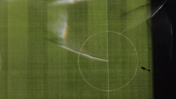 专业足球比赛前的足球场,草坪护理,足球比赛前的草坪灌水理念.4k高质量电影hdr镜头 — 图库视频影像