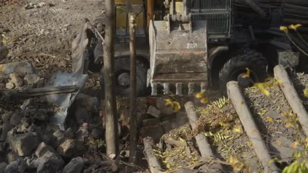 Destruction d'anciens bâtiments historiques, excavatrice décompose une vieille maison d'époque. la construction de nouveaux bâtiments sur le site du concept de logements abandonnés. Urban Renewal 4k Vidéo de haute qualité — Video