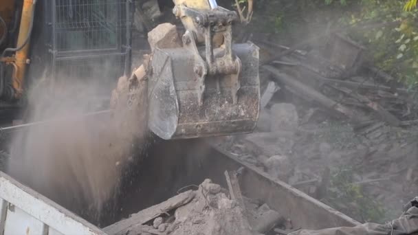 Abriss alter historischer Gebäude, Bagger reißt altes Haus nieder. Bau neuer Gebäude auf dem Gelände des verlassenen Hauses. Urban Renewal 4k Hochwertiges filmisches Zeitlupenvideo — Stockvideo