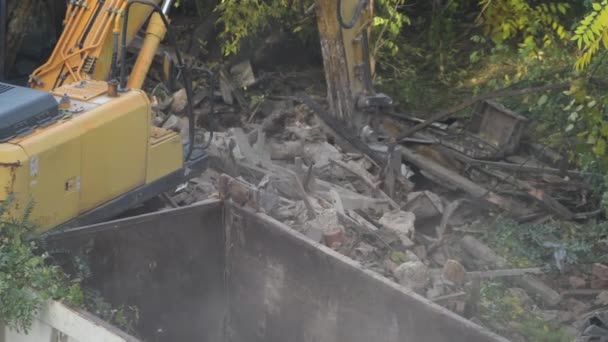 Demolición de edificios históricos antiguos, excavadora rompe una antigua casa de época. construcción de nuevos edificios en el sitio del concepto de vivienda abandonada. Renovación urbana 4k Video de alta calidad — Vídeos de Stock