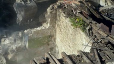 Antik tarihi binaların yıkımı, kazıcı eski bir evi yıkıyor. Terk edilmiş konut konsepti sahasına yeni binalar inşa ediliyor. Kentsel Yenilenme 4k Yüksek kalite video