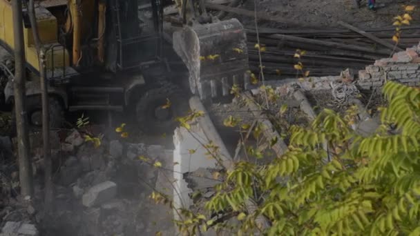 Zerstörung alter historischer Gebäude, Bagger reißt altes Haus ein. Bau neuer Gebäude auf dem Gelände des verlassenen Wohnkonzeptes. Stadterneuerung 4k Videos in hoher Qualität — Stockvideo